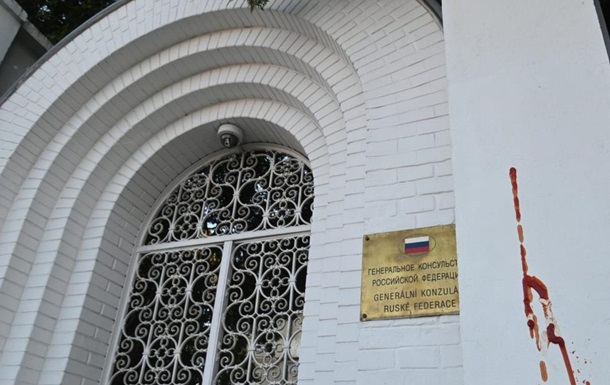В чешском Брно консульство РФ облили кетчупом