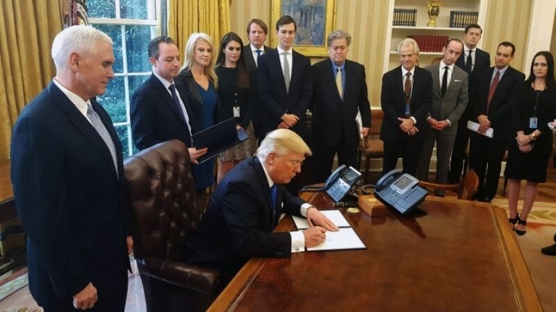 СМИ: Бывшим членам команды Трампа сложно найти работу