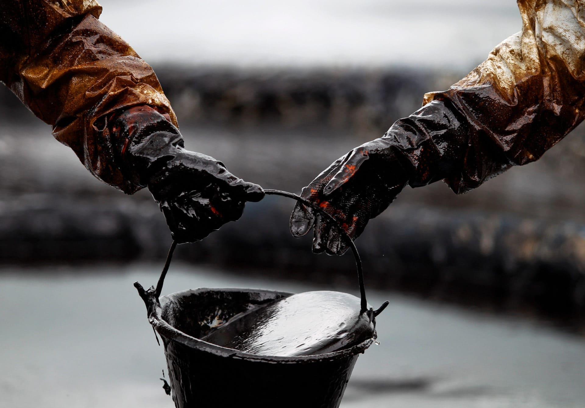 Цене на нефть пообещали падение до 10 долларов