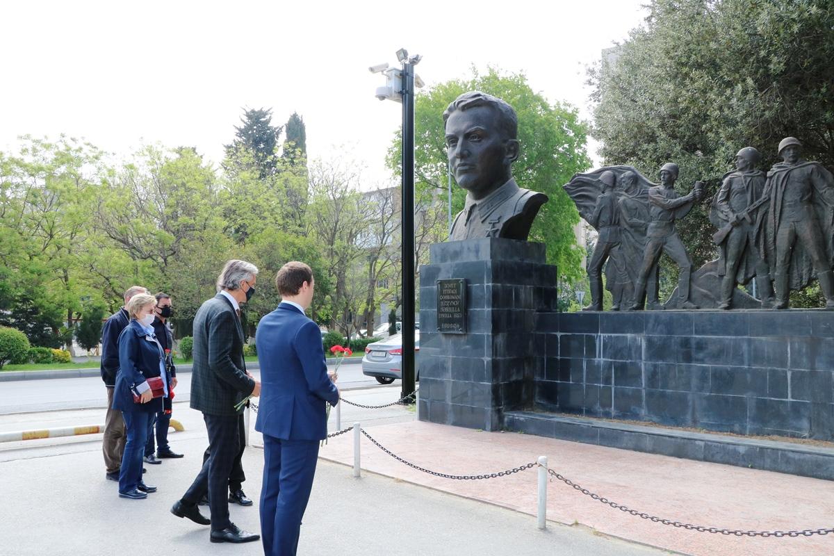 В Баку прошла церемония возложения цветов к Монументу памяти "1941-1945 годы"