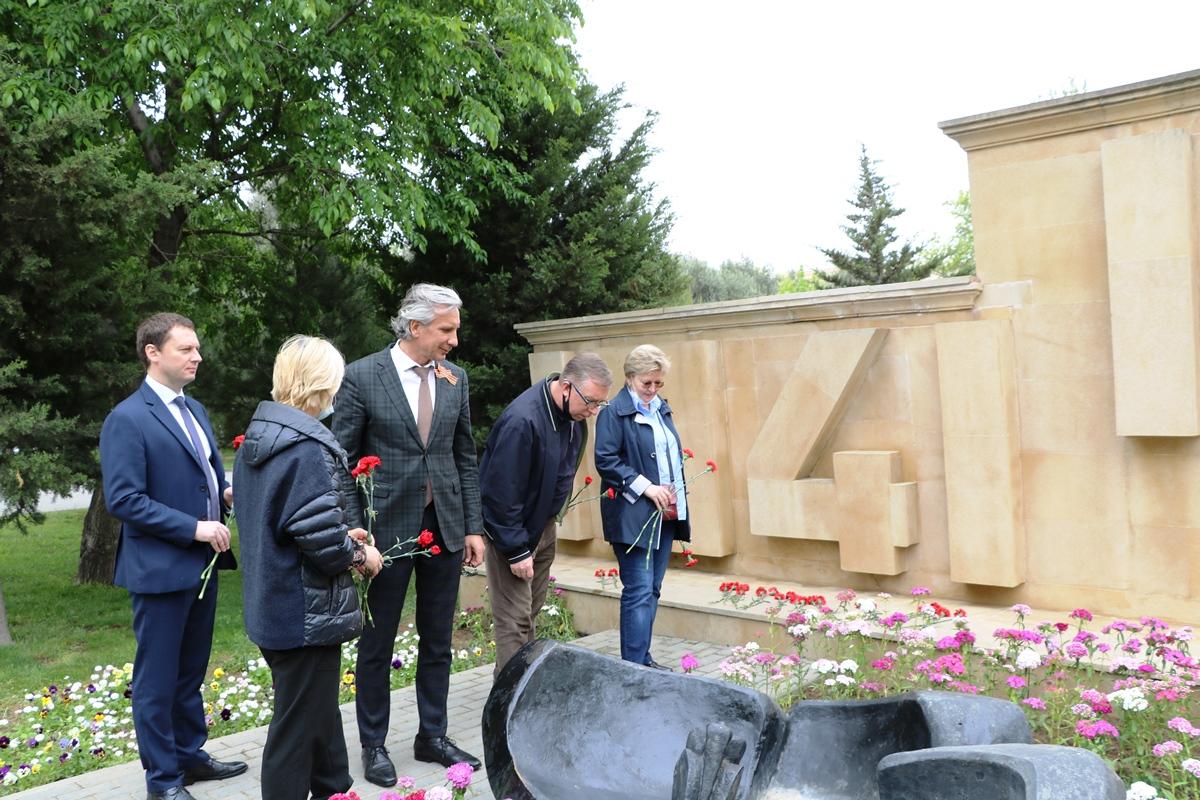 В Баку прошла церемония возложения цветов к Монументу памяти "1941-1945 годы"