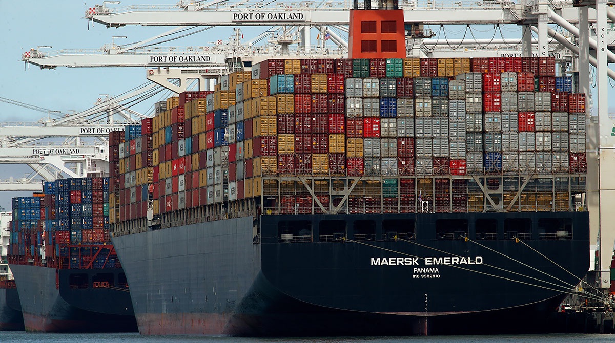 Контейнеровоз Maersk Emerald сел на мель в Суэцком канале