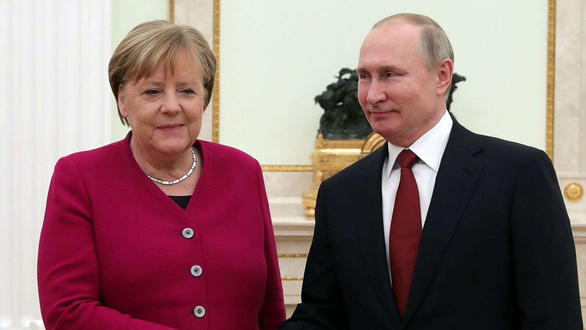 Bloomberg: в ЕС не поддержали идею Меркель о проведении саммита с Путиным