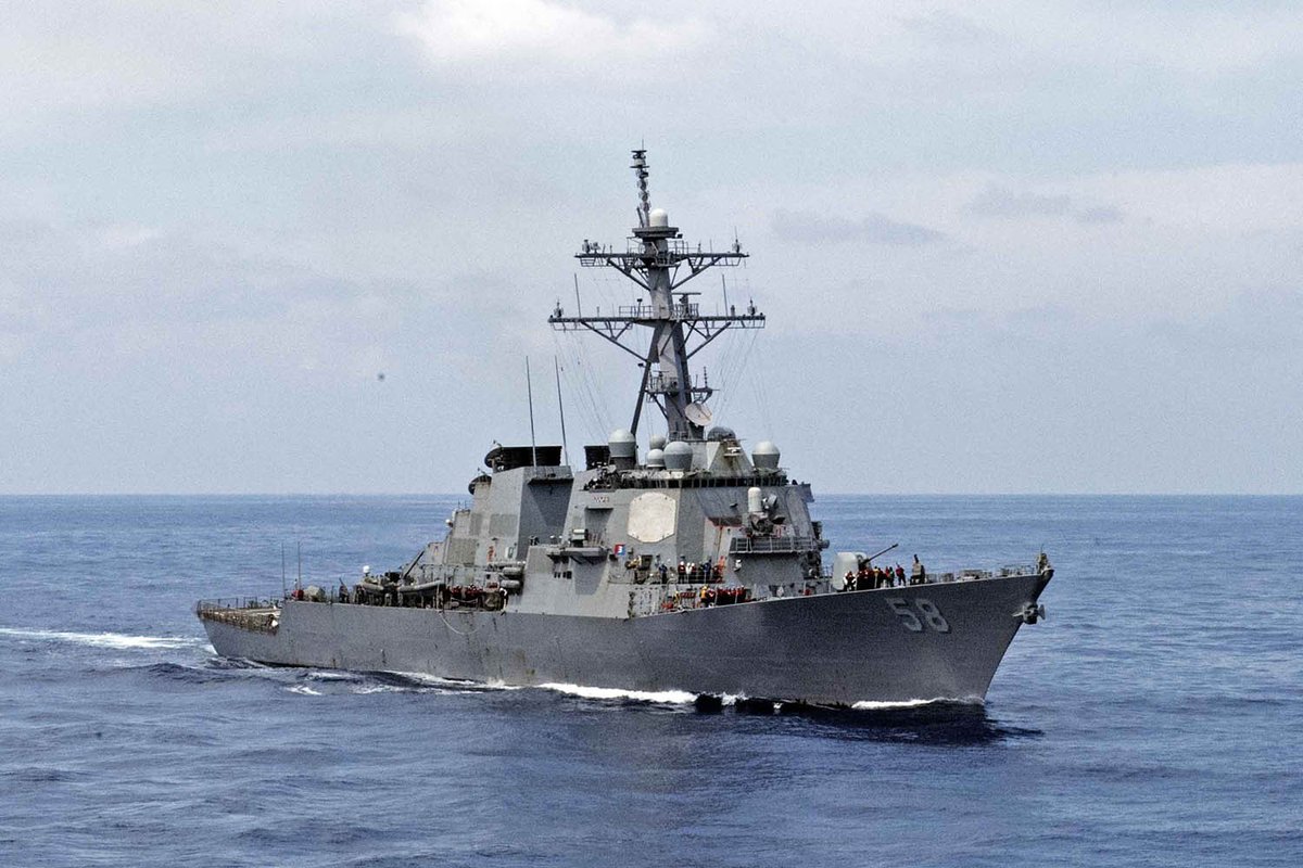 Американский эсминец "Лабун" движется в сторону Черного моря