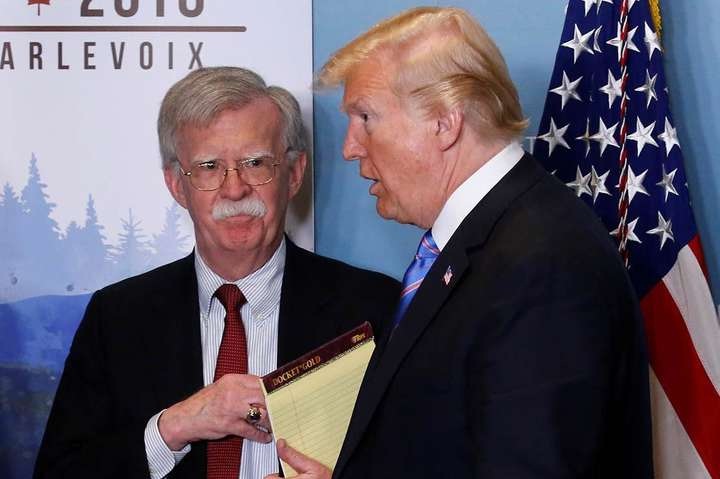 СМИ: Трамп в шутку пожелал Болтону смерти от COVID-19 из-за его книги