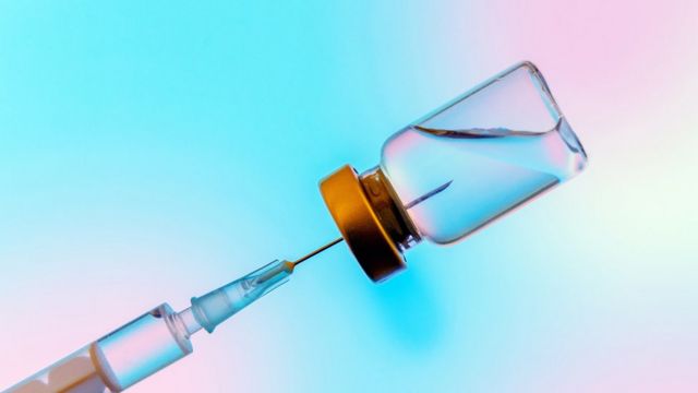 Израиль вакцинирует граждан третьей ковид-вакциной Pfizer