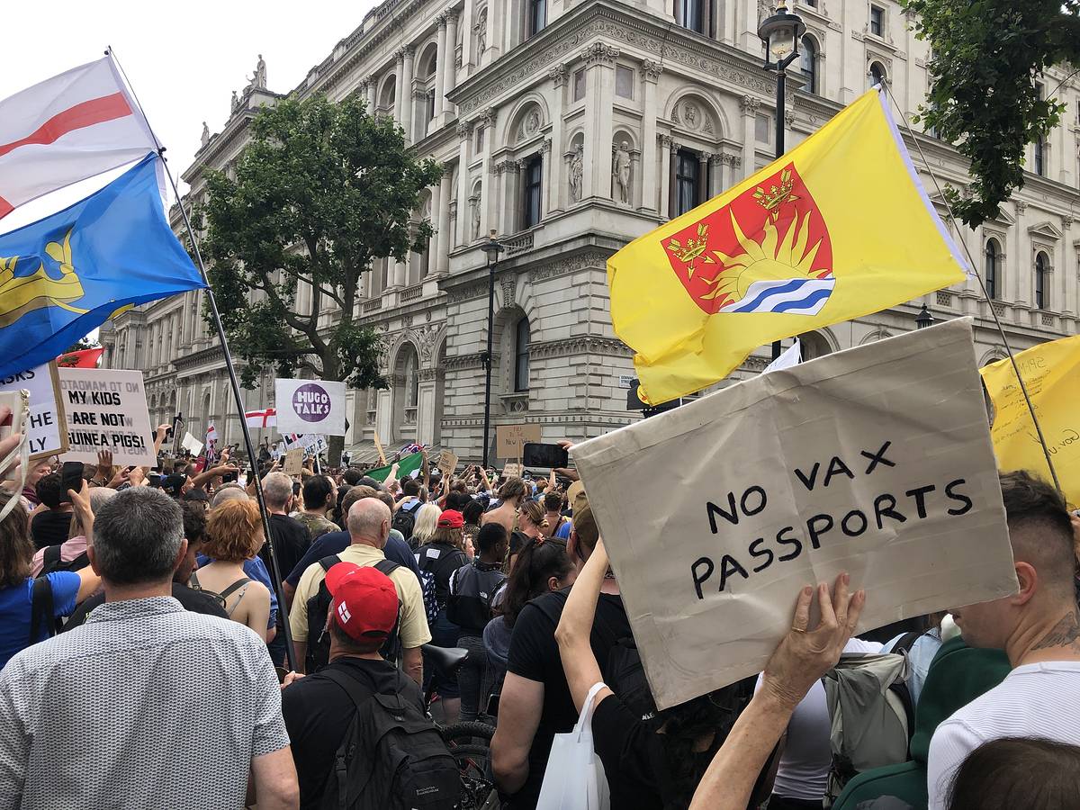 Тысячи противников коронавирусных ограничений вышли на митинг во Франции и Лондоне