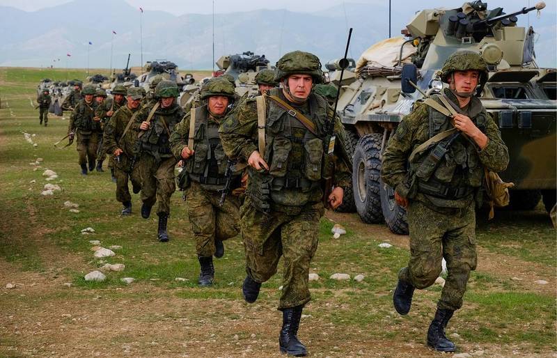 На границе с Украиной скопилась 100-тысячная российская армия