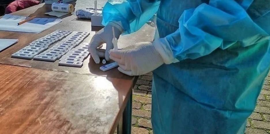 В Греции от COVID-19 впервые умер полностью привитый пациент
