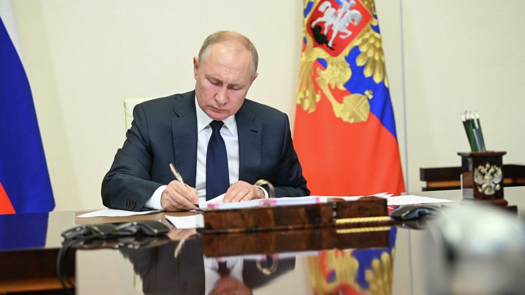 Путин поручил представить к госнаградам погибших при крушении Бе-200