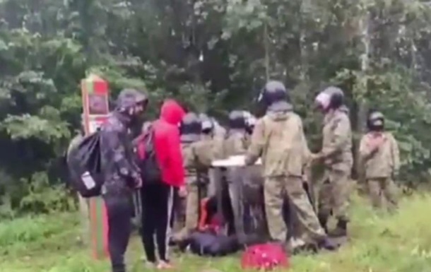 Латвия показала, как силовики Беларуси вытесняют мигрантов