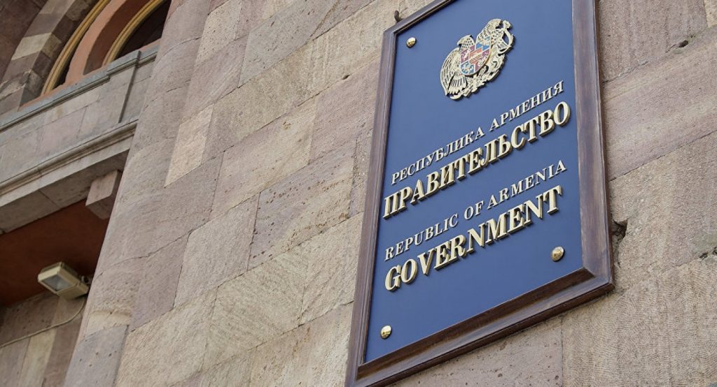 Близкие погибших армянских солдат устроили акцию перед зданием правительства