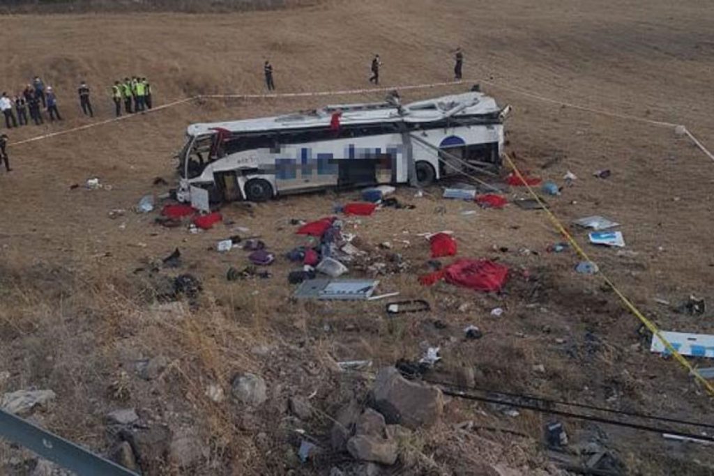 В Турции перевернулся пассажирский автобус: много жертв