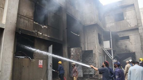 При пожаре на химзаводе в Карачи погибли 17 человек