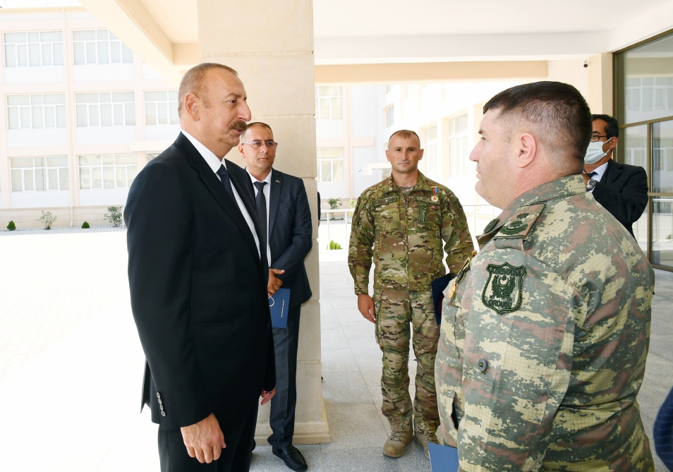 Ильхам и Мехрибан Алиевы предоставили жилье и автомобили семьям шехидов, героям Отечественной войны