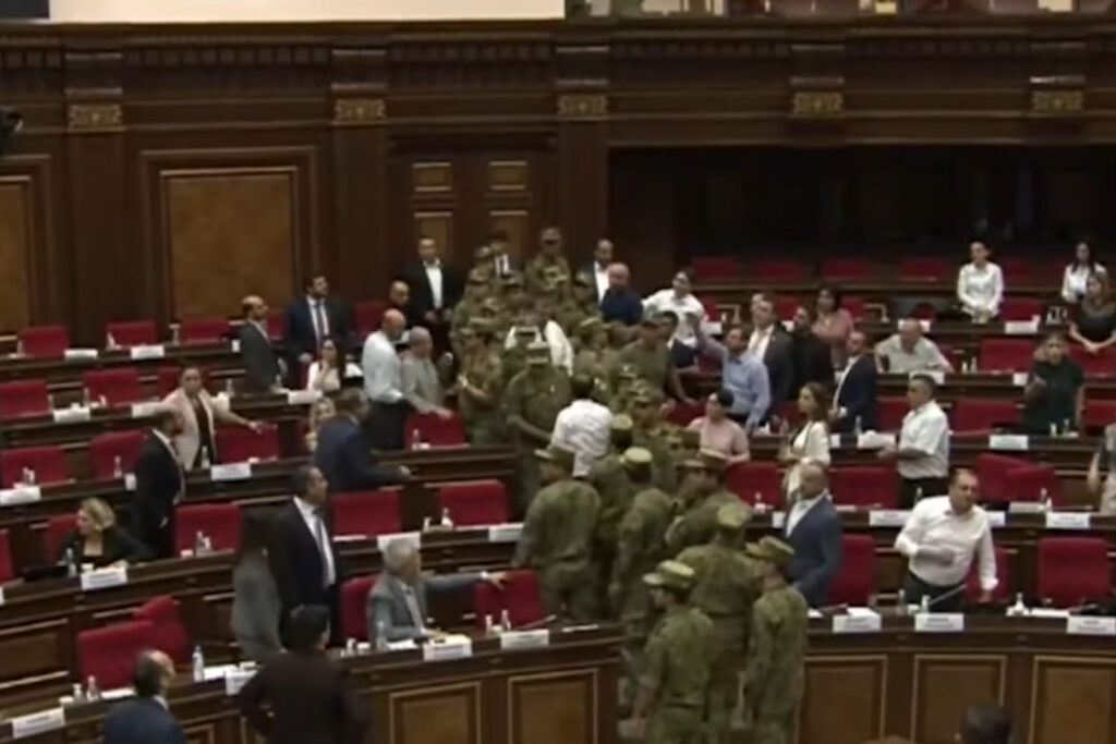 Демократия по-армянски: на заседании парламента вспыхнула массовая драка