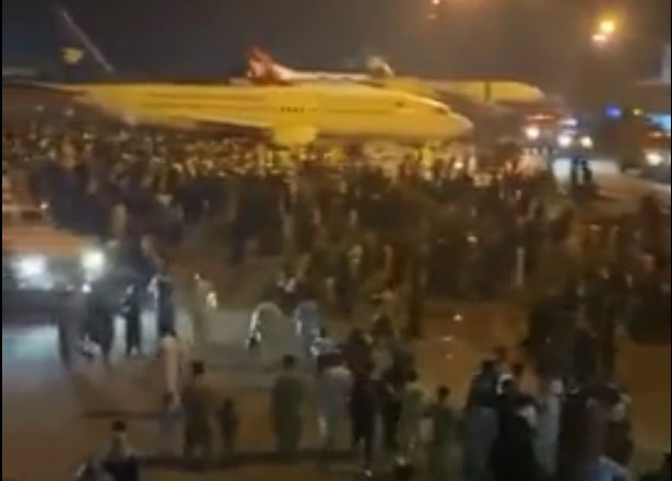 В аэропорту Кабула произошла давка из-за желающих покинуть Афганистан