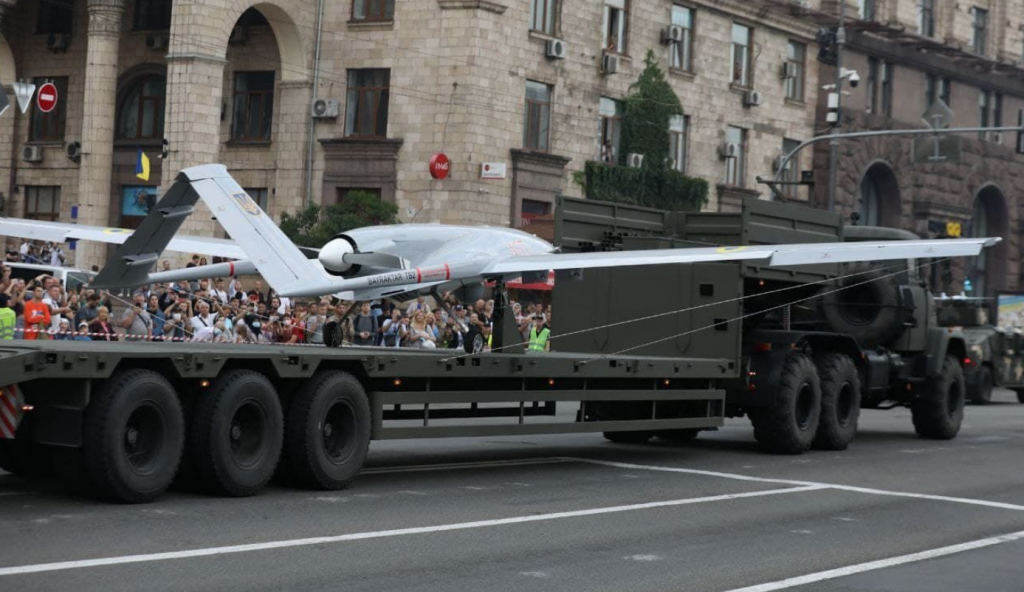На военном параде в Киеве показали закупленные у Турции беспилотники Bayraktar