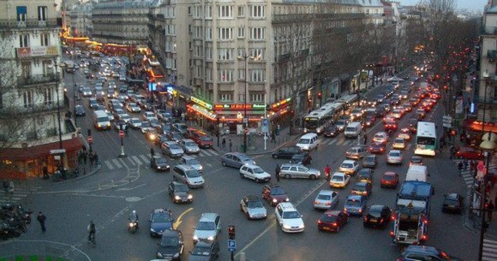 В Париже скорость автомобилей ограничили до 30 километров в час