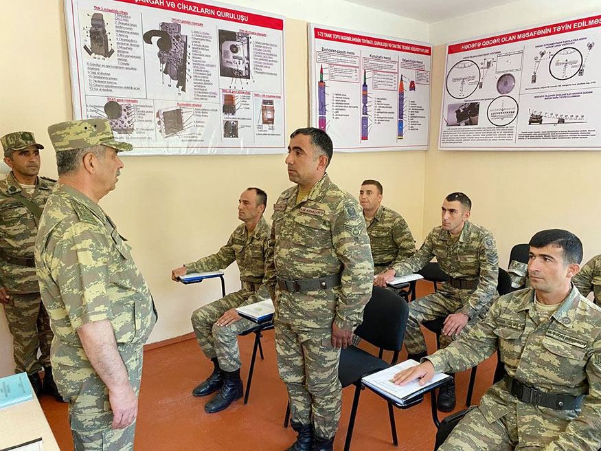 Закир Гасанов посетил военные части в Кельбаджарском и Лачинском районах