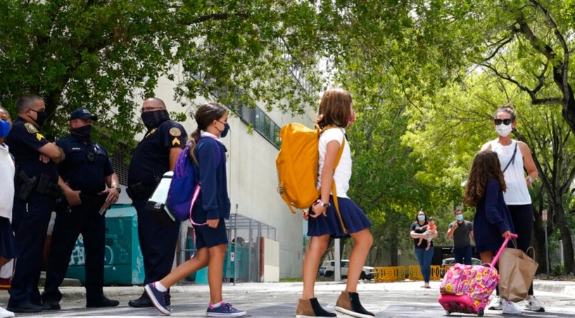 Учитель из Калифорнии снимал маску на уроке и заразил половину класса