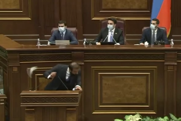 «Бои» с бутылками в армянском парламенте: видео