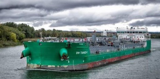 Следовавший в Азербайджан корабль сел на мель в России
