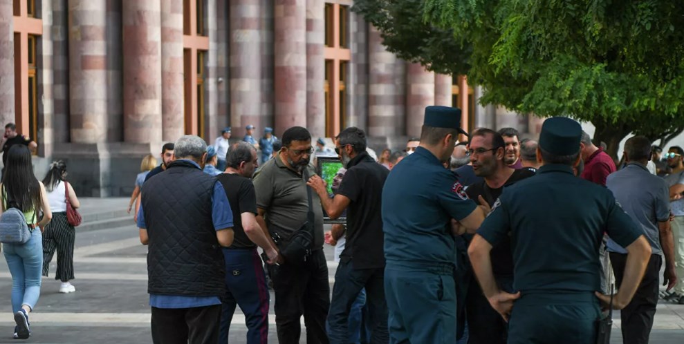 Близкие погибших оккупантов митингуют в Ереване