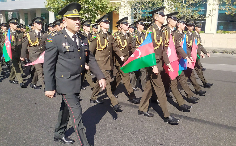 Минобороны показало шествие военнослужащих по случаю годовщины освобождения Баку
