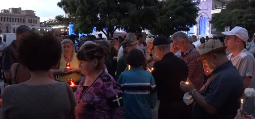 Близкие погибших армянских солдат вновь протестуют в Ереване
