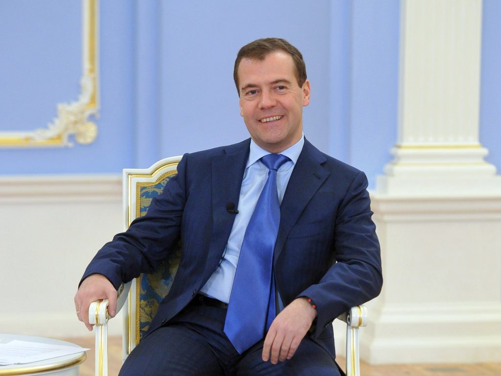 Медведев назвал совет Twitter подписаться на Навального вмешательством в дела России