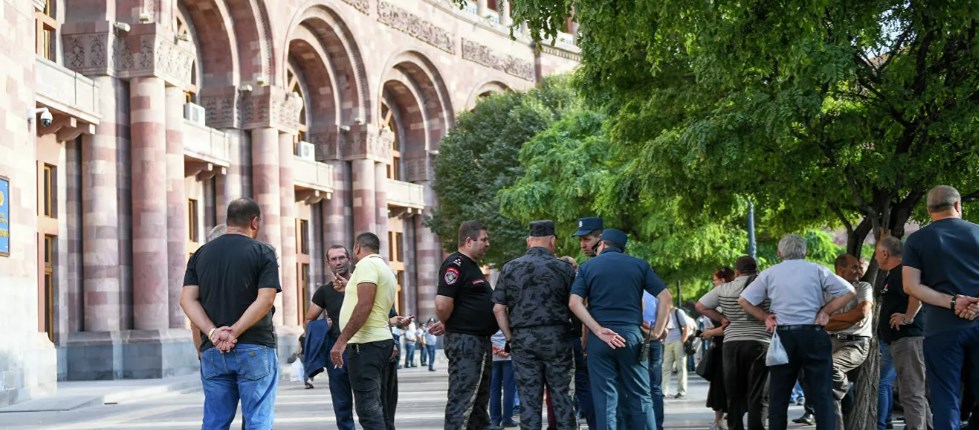Родители погибших армянских солдат вновь протестуют против празднования независимости страны