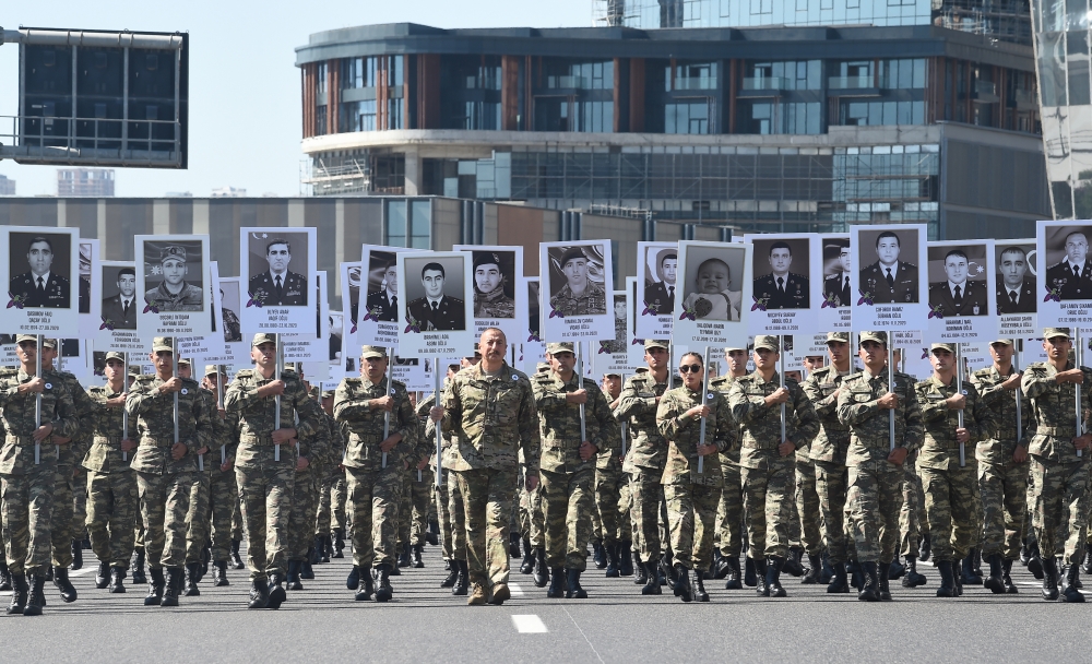 Алиевы приняли участие в шествии в память о шехидах Отечественной войны. Фотографии и Видео