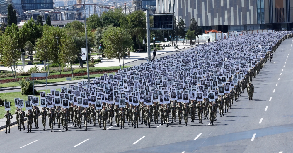 Алиевы приняли участие в шествии в память о шехидах Отечественной войны. Фотографии и Видео