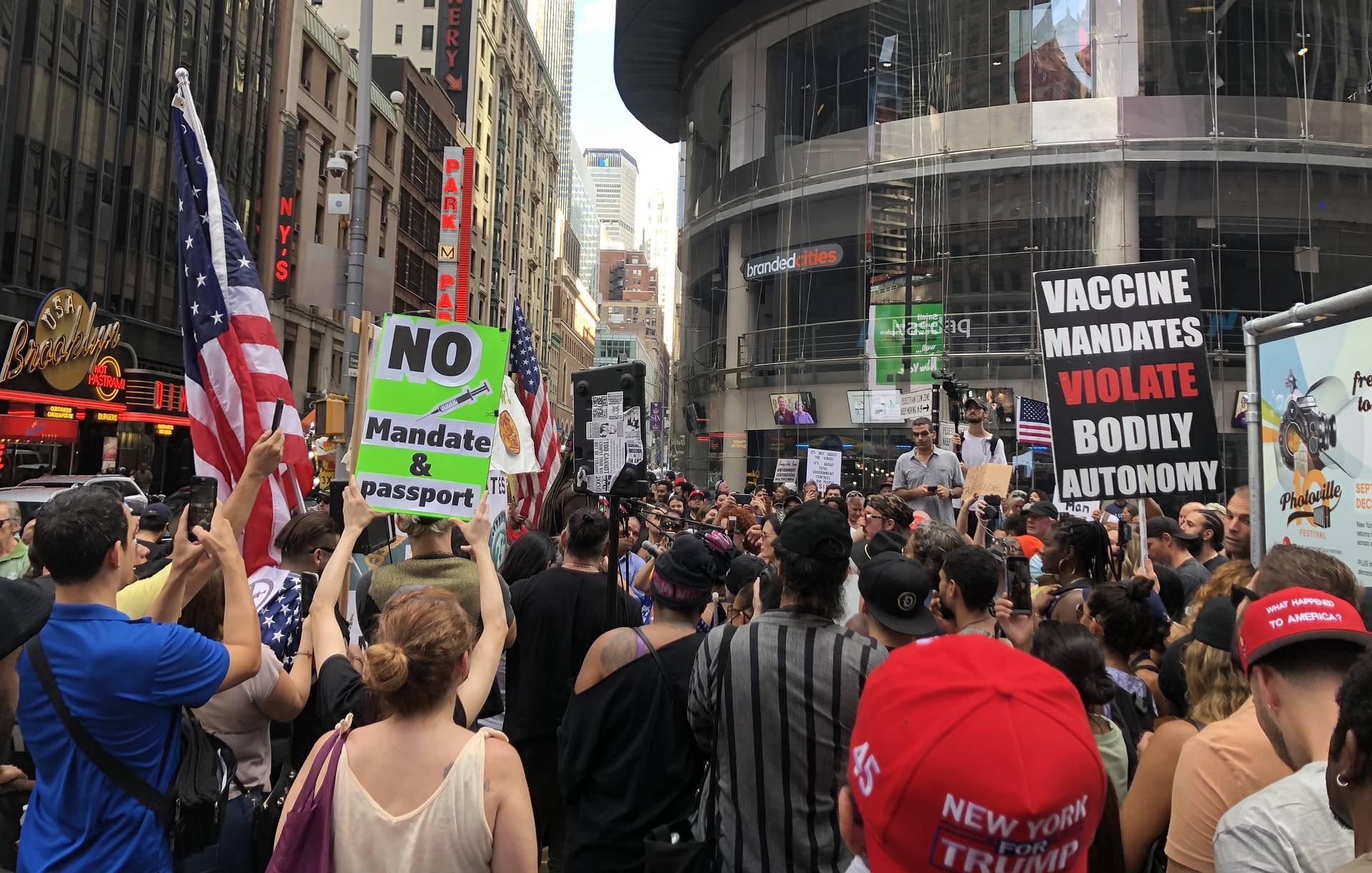 Сотни человек митингуют на Таймс-сквер против обязательной вакцинации от ковида