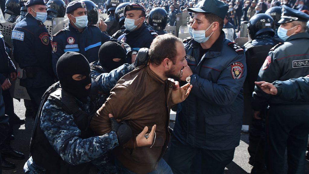 В Ереване полиция начала задержания протестующих против празднования Дня независимости