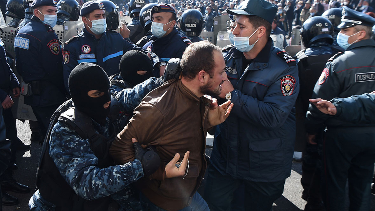 В Ереване полиция начала задержания протестующих против празднования Дня независимости