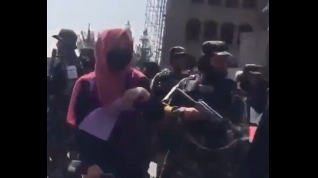 Талибы газом разогнали женскую акцию протеста в Кабуле