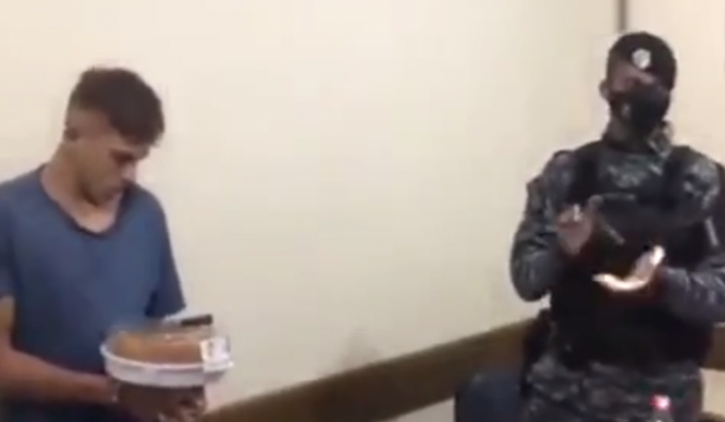 Бразильские полицейские поздравили преступника, которого не могли арестовать 20 раз