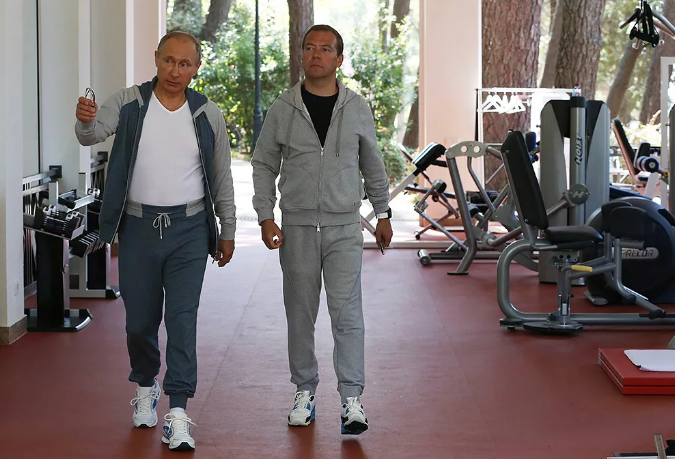 Песков о том, почему Путин не носит военную форму