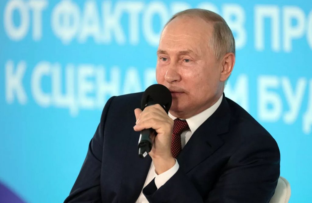 Путин начал подкашливать и заявил, что в его окружении коронавирусом заболели «несколько десятков человек»