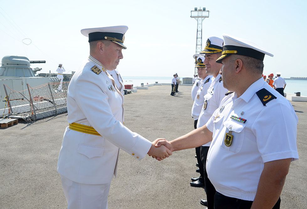 Два военных корабля Каспийской флотилии ВМФ России прибыли в Баку