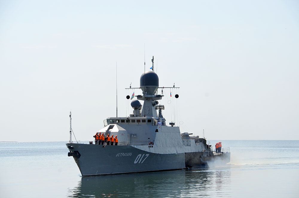 Два военных корабля Каспийской флотилии ВМФ России прибыли в Баку