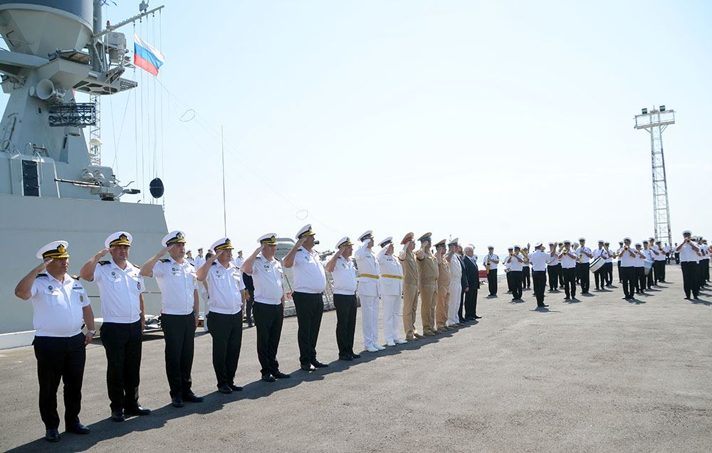 Два военных корабля Каспийской флотилии ВМФ России прибыли в Баку