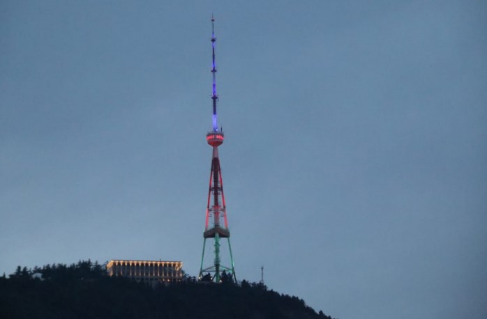 Телебашня в Тбилиси засияла цветами азербайджанского флага