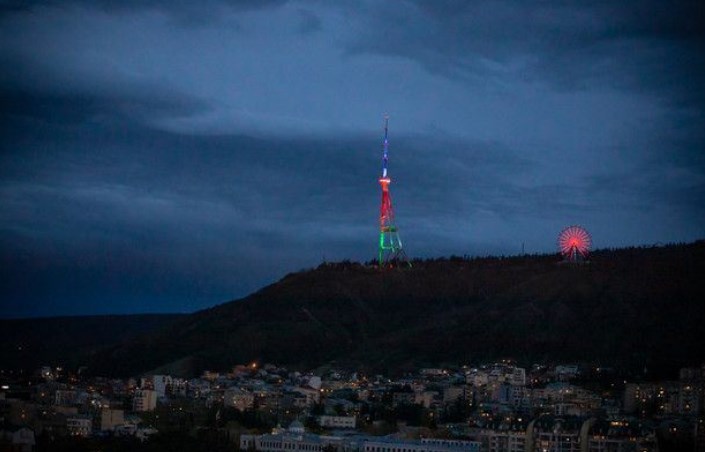 Телебашня в Тбилиси засияла цветами азербайджанского флага