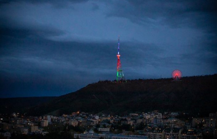 Телебашня в Тбилиси засияла цветами азербайджанского флага