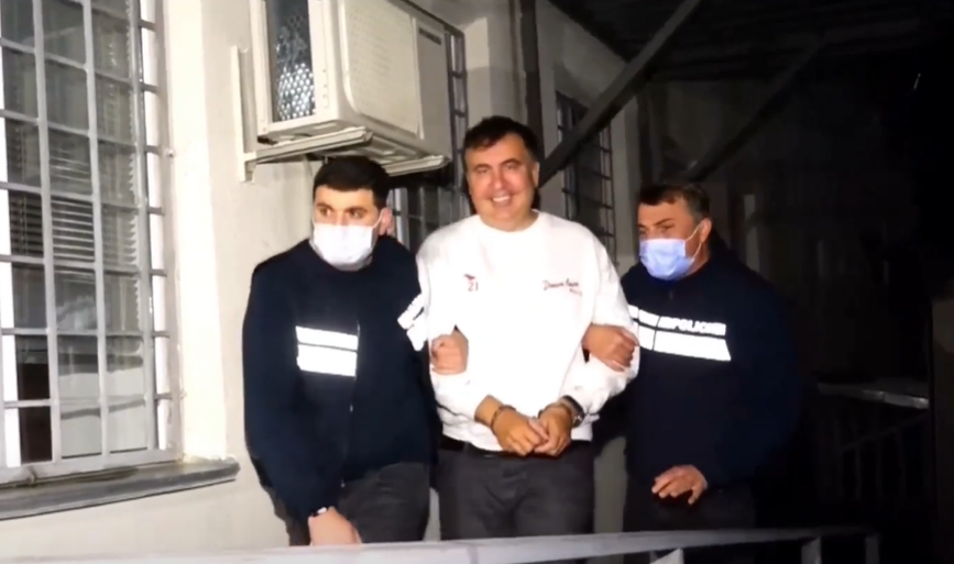 Задержавшие Саакашвили полицейские были вежливы и сфотографировались с ним