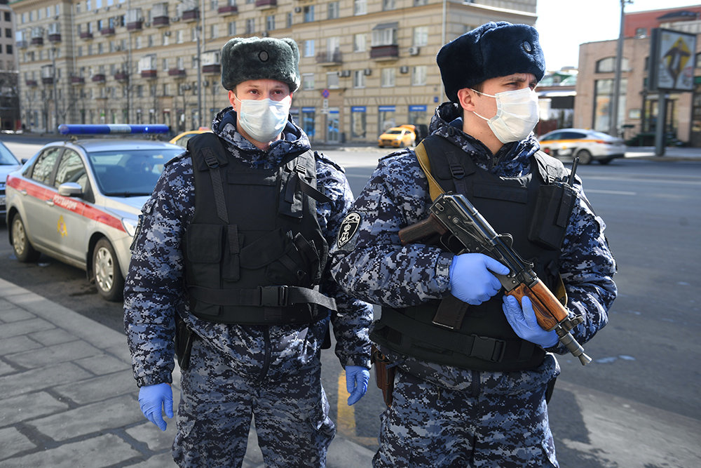 Росгвардейцы вручили российским первоклассникам боевое оружие