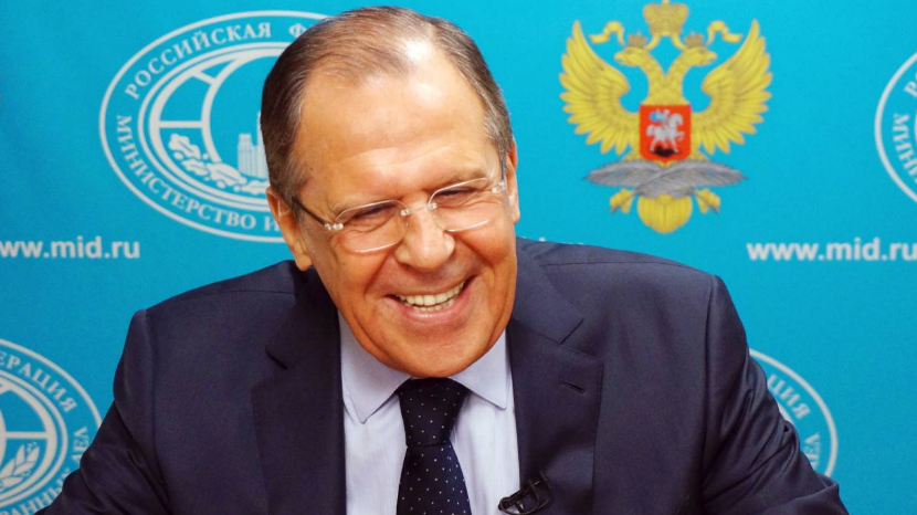 Лаврову подарили расшитый золотом черный бархатный халат